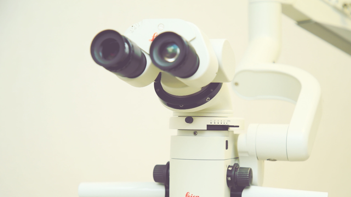 マイクロスコープを使用した精密な治療